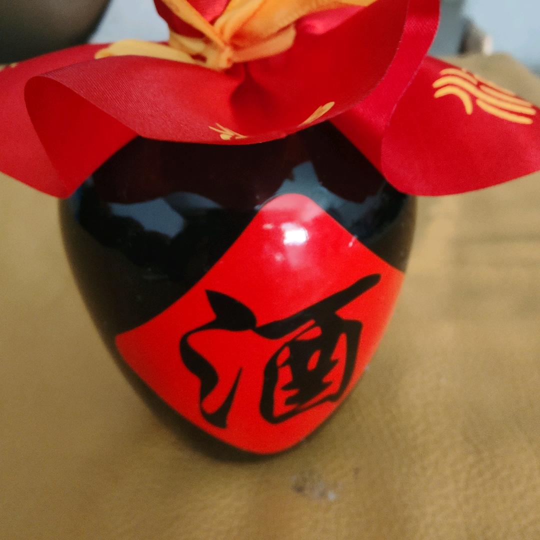 华飞酒厂纯粮酿造。纯高粮酒