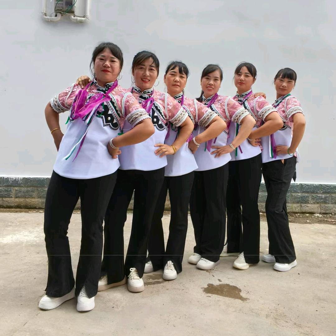 花灯文艺队桂圆。