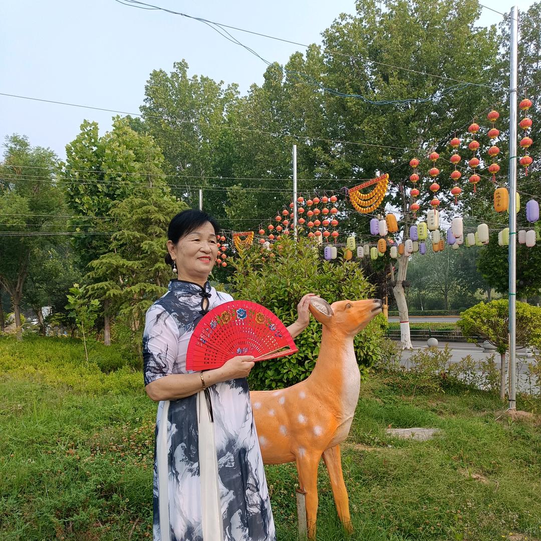 笑口常开，五个孙宝宝的奶奶