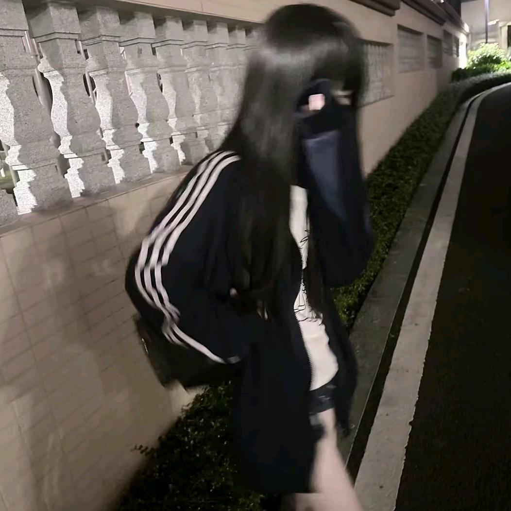 小巷里的旧吉他