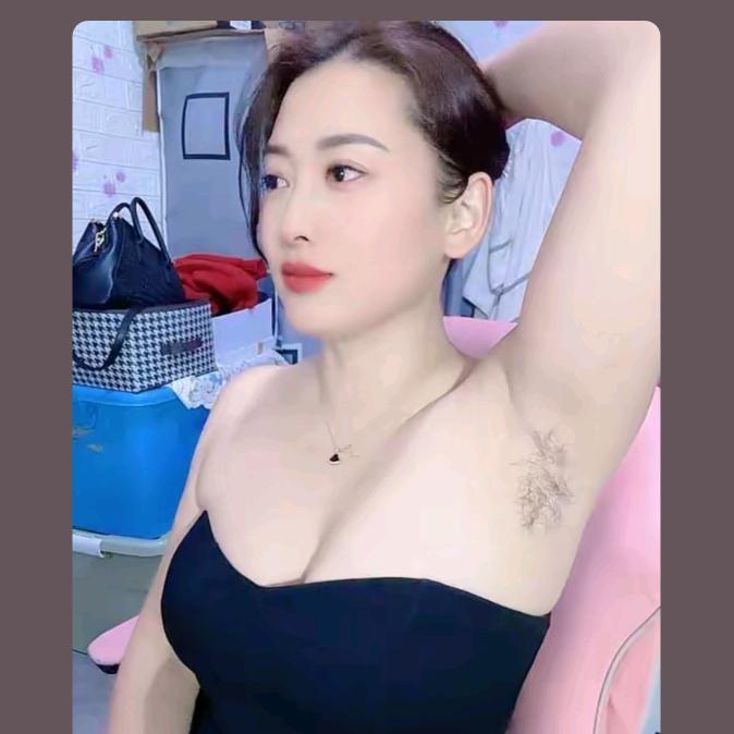 一坨牛💩削在鲜花上