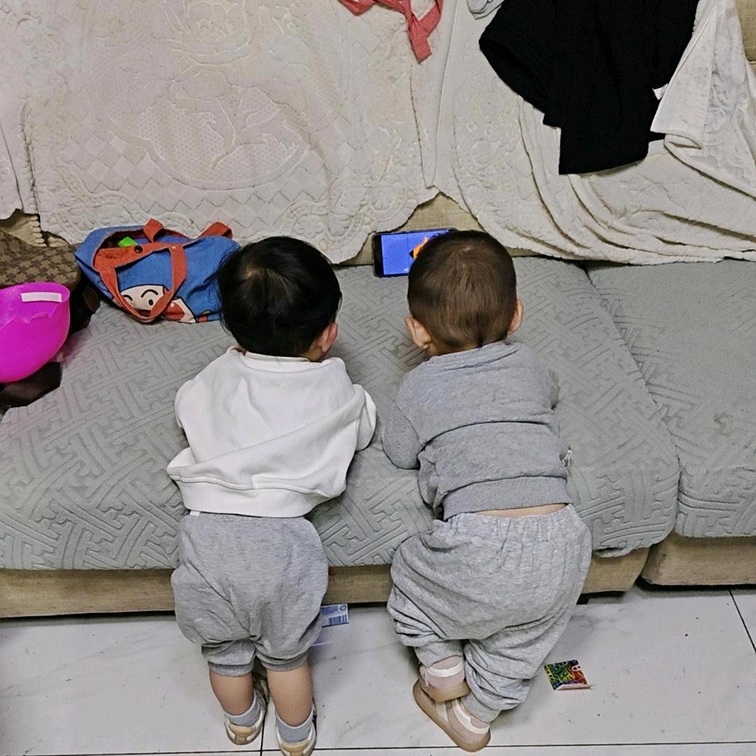 龙凤胎多多和乐乐