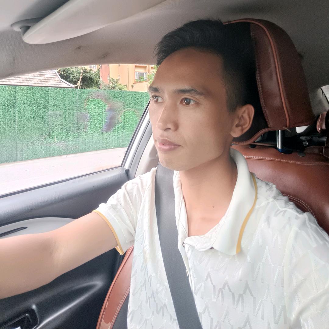 傣族网约车司机。