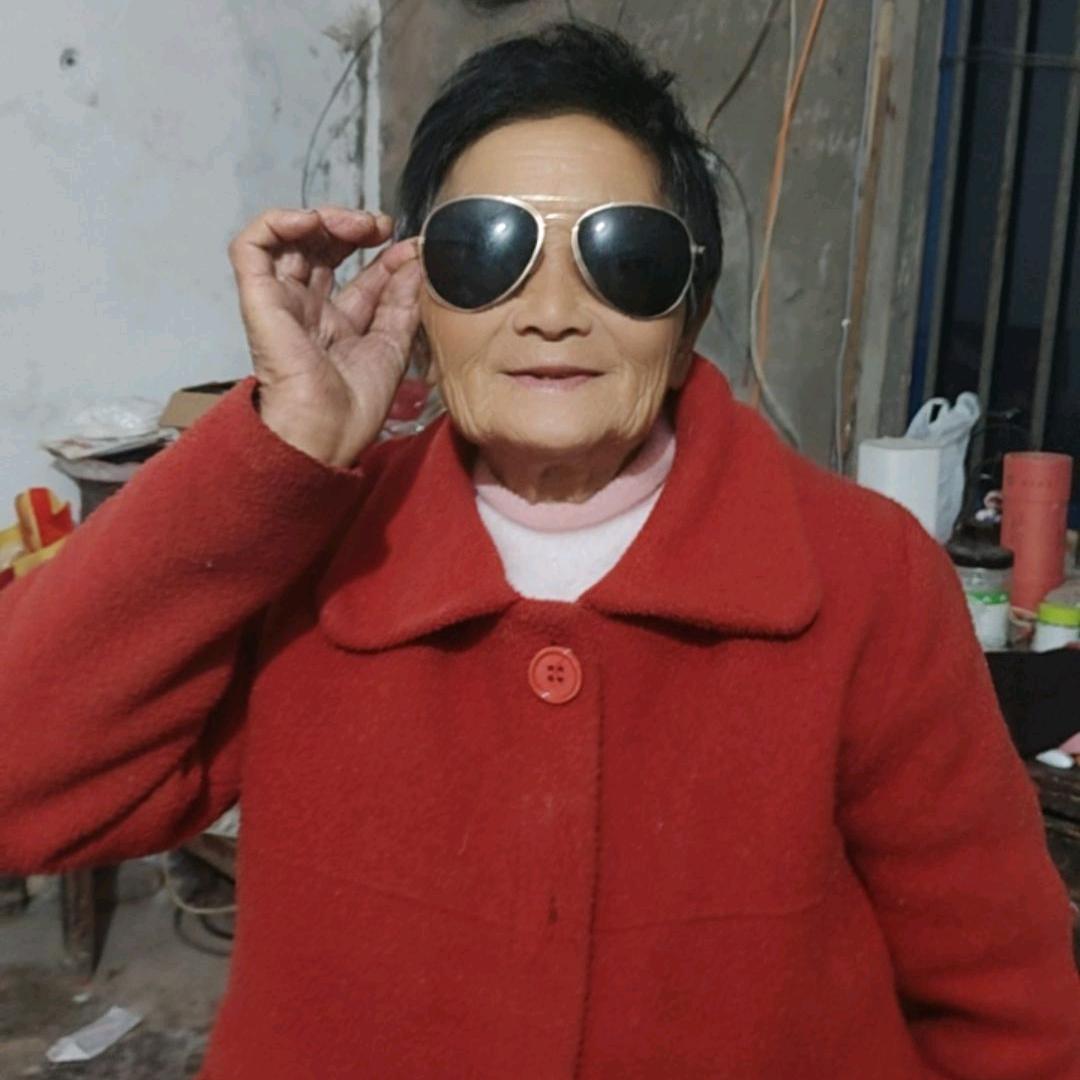 阿婆很漂漂亮亮