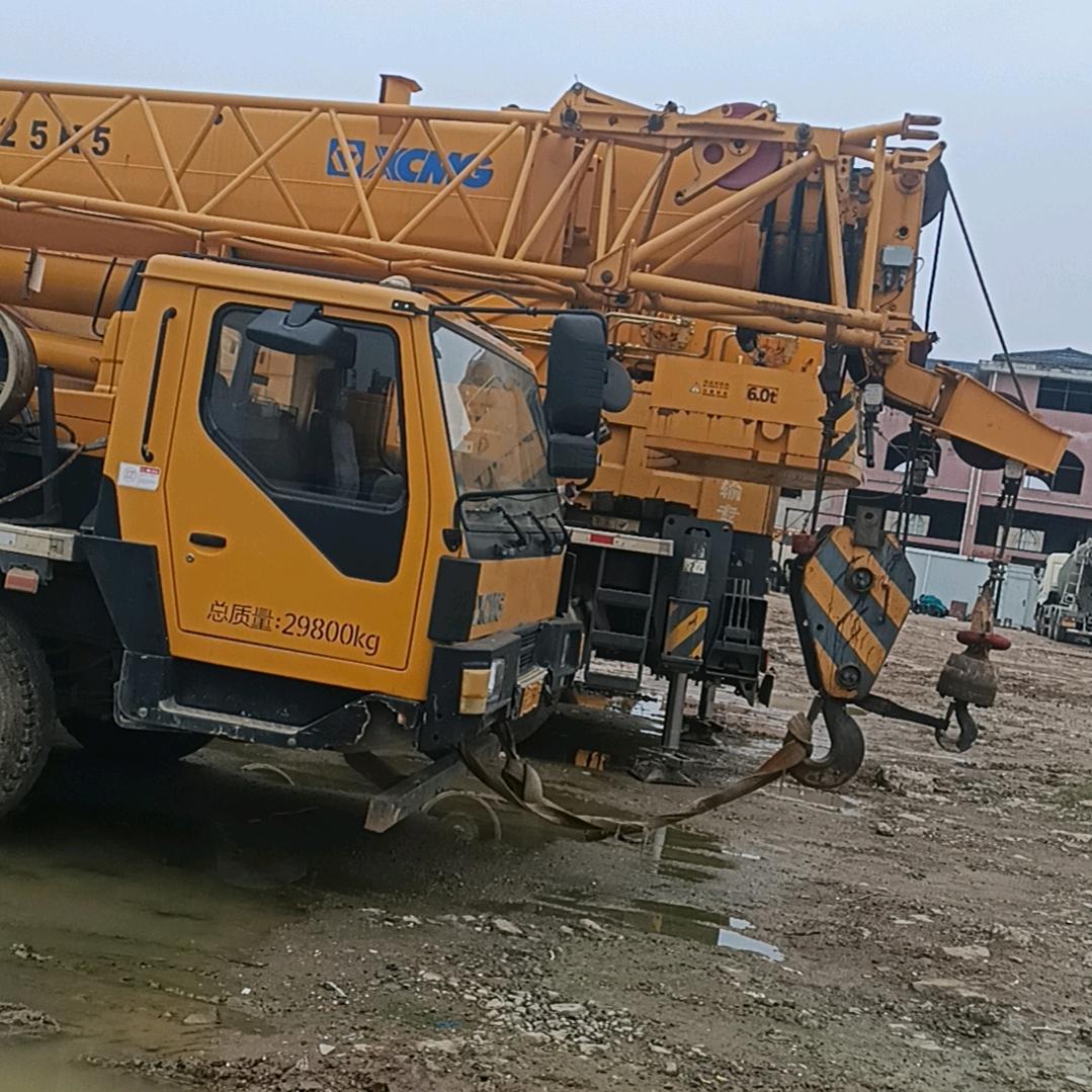 张大爷开随车吊。叉车，吊车，涡轮涡杆