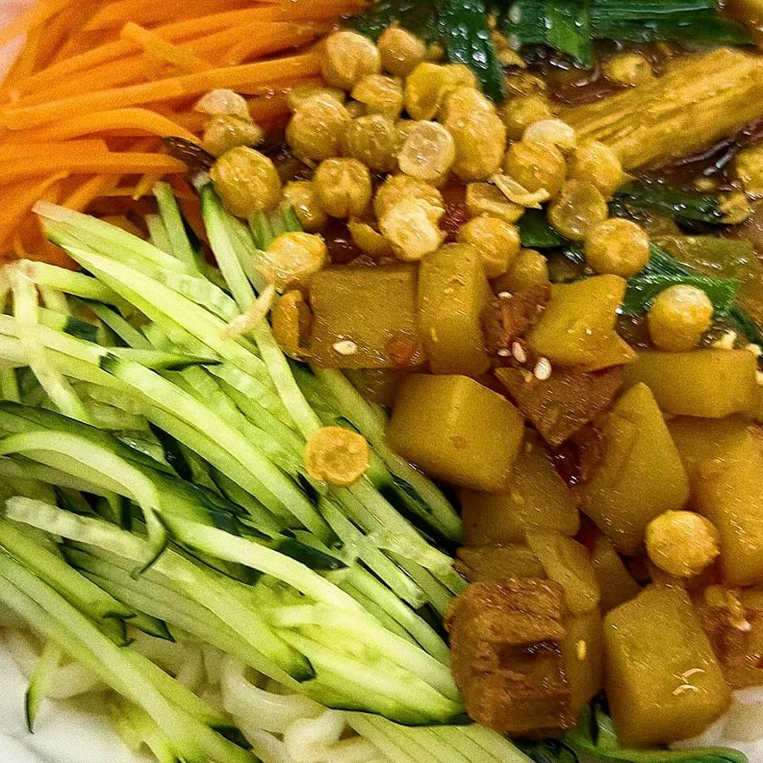 俭园二楼自选打卤面宜宾燃面