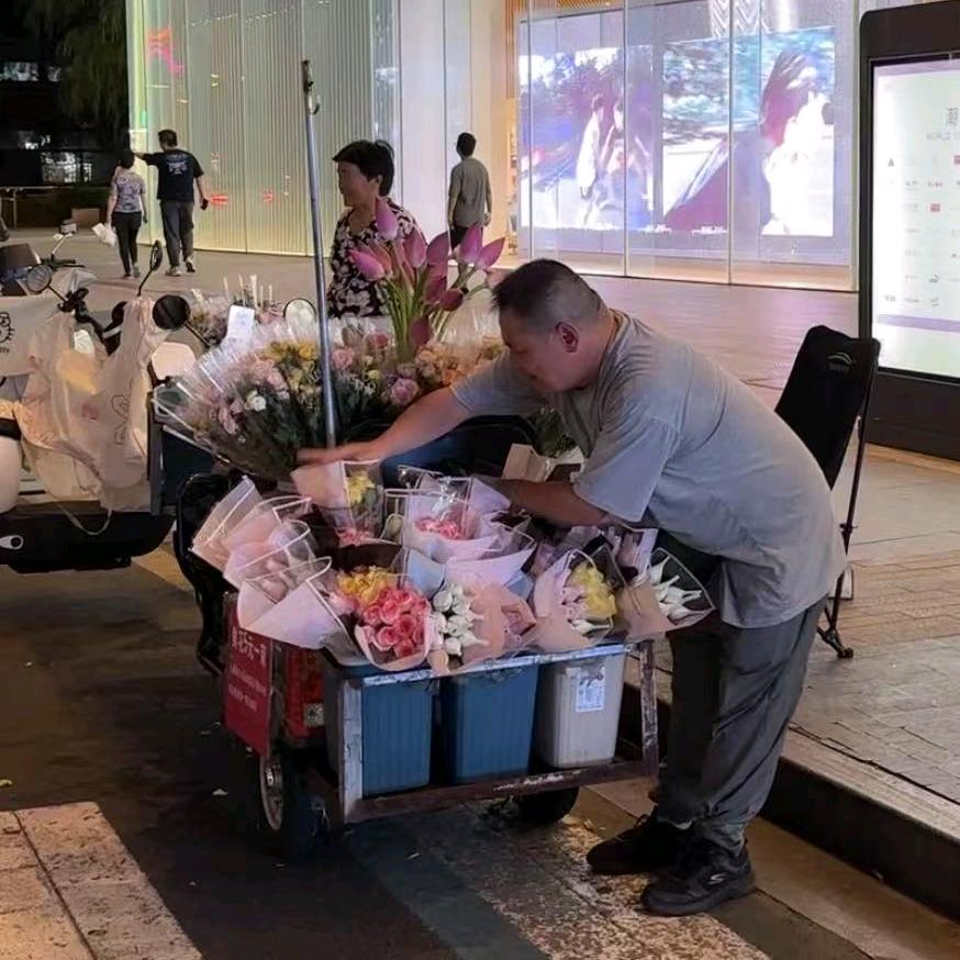 苏州中心卖花大叔