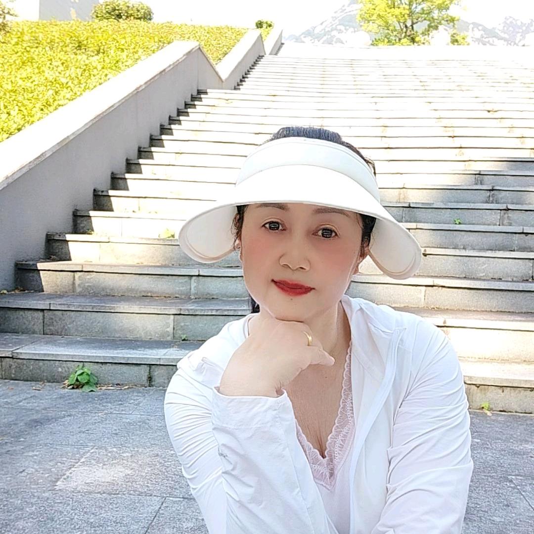 何彩彩