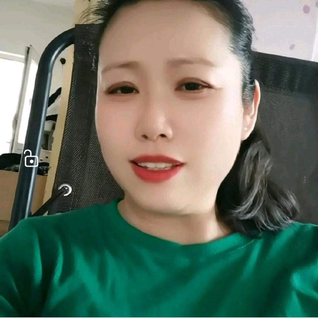 一朵风中摇曳的水仙花