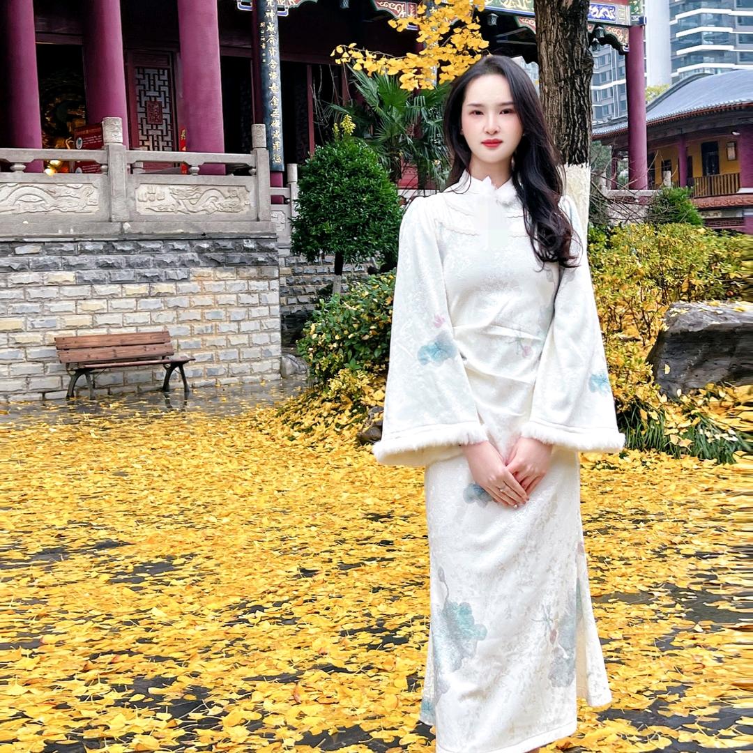 雨打梨花深闭门