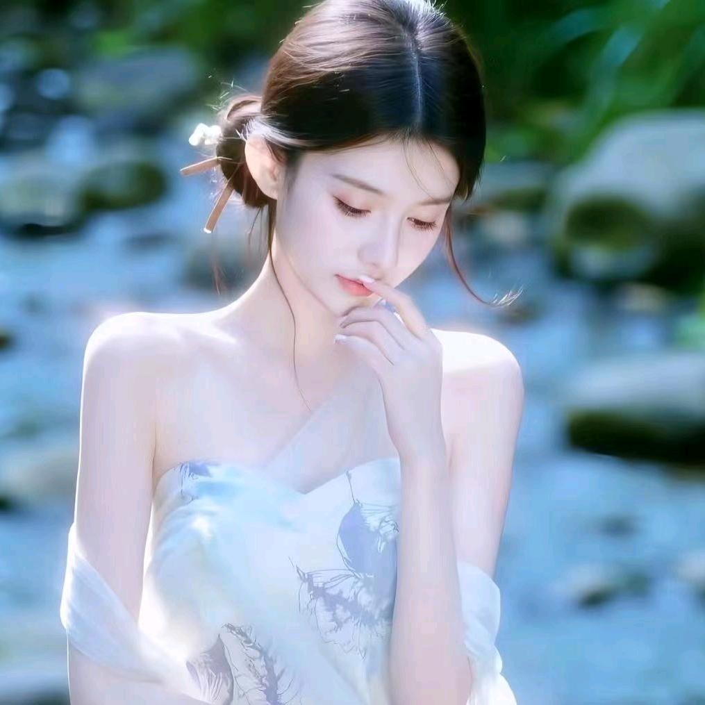 爱吃手的小屁孩