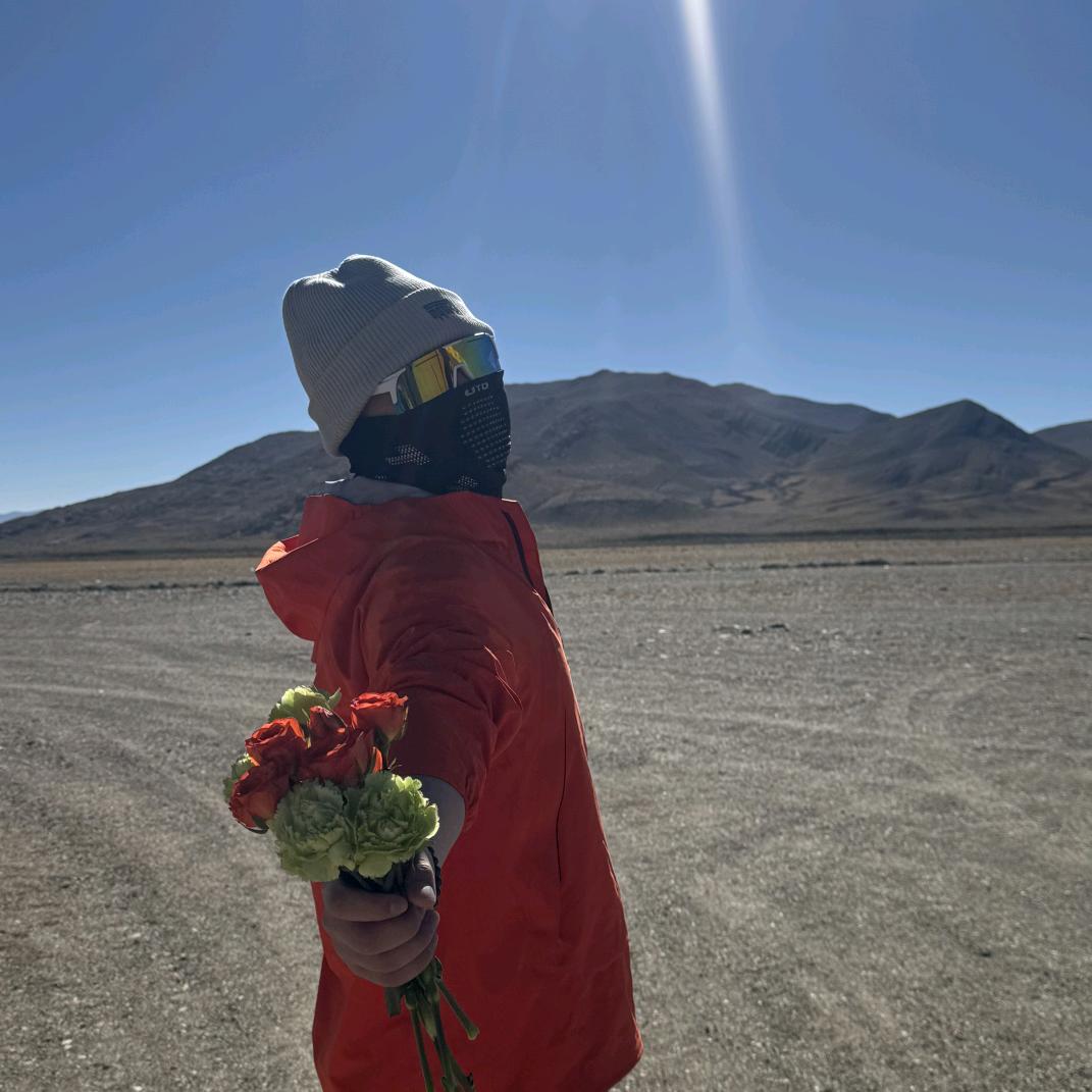 峨眉山陪爬领队映照-山城间