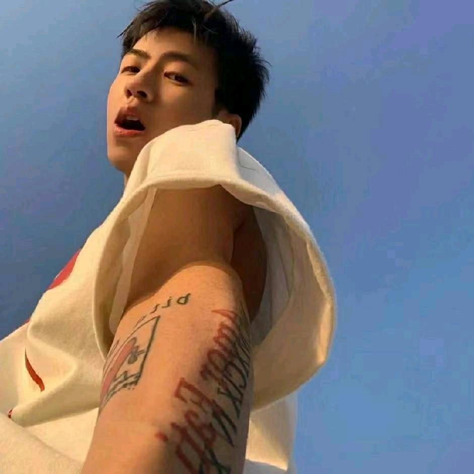 在健身房被空杆压死