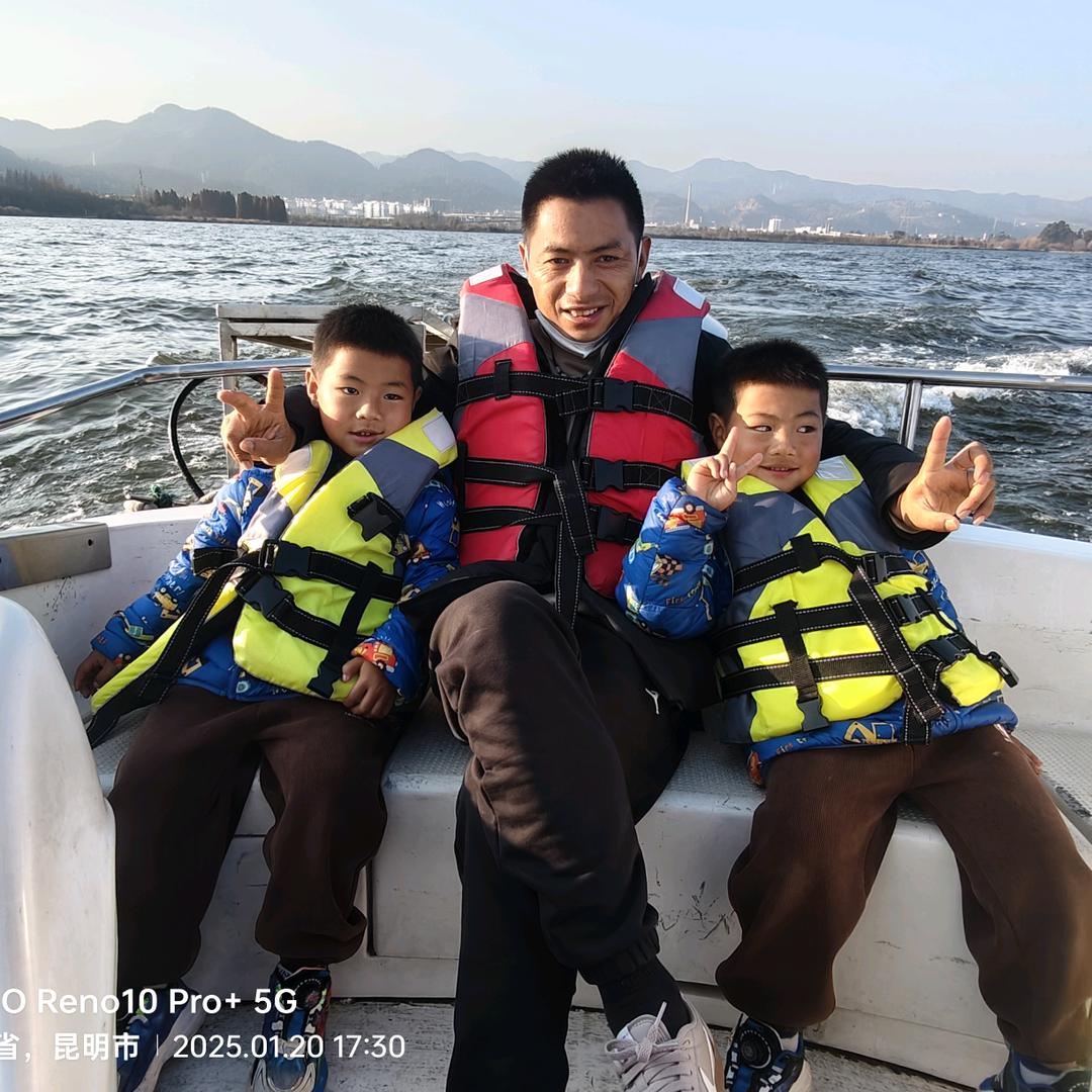 彝州阿福哥，心软穷半生，财发狠心人。