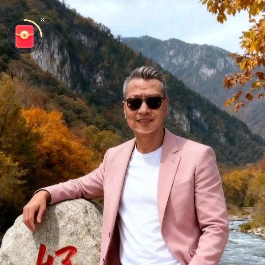 老汉爬山上顶看日出靠在大树刷抖音看美美玩