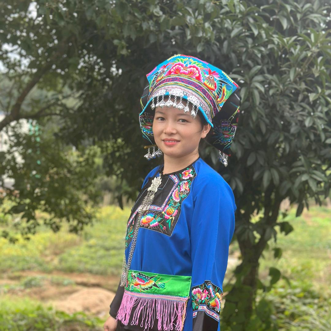 苗家阿妹卖卤味