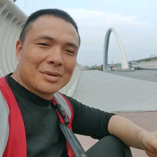 爱吃炫彩肉丝的单明兰头像