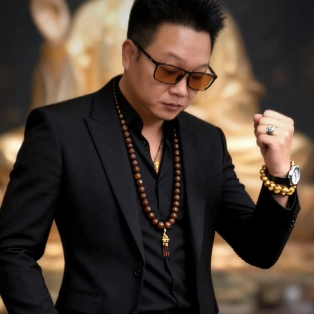 屈董～中国东莞科贸网红