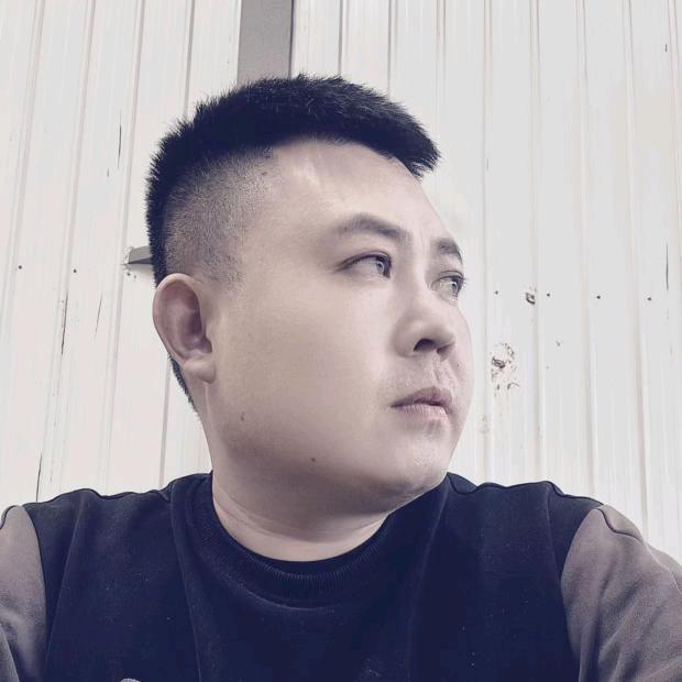 开卡车的晨晨