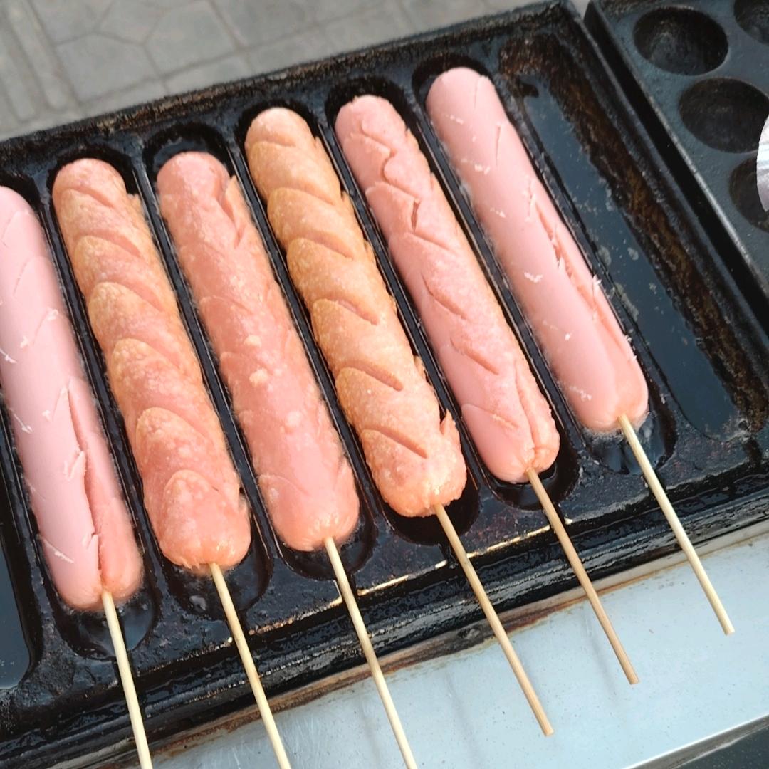 卖烤肠的小女孩