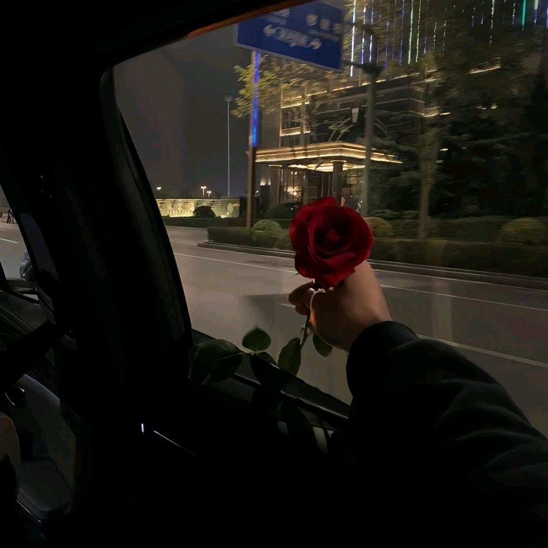 半夜三更悄悄去厨房调戏性感丈母娘