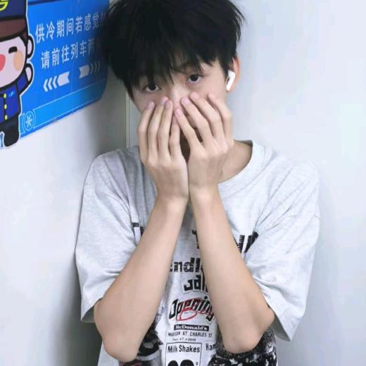 卖萌就肘击