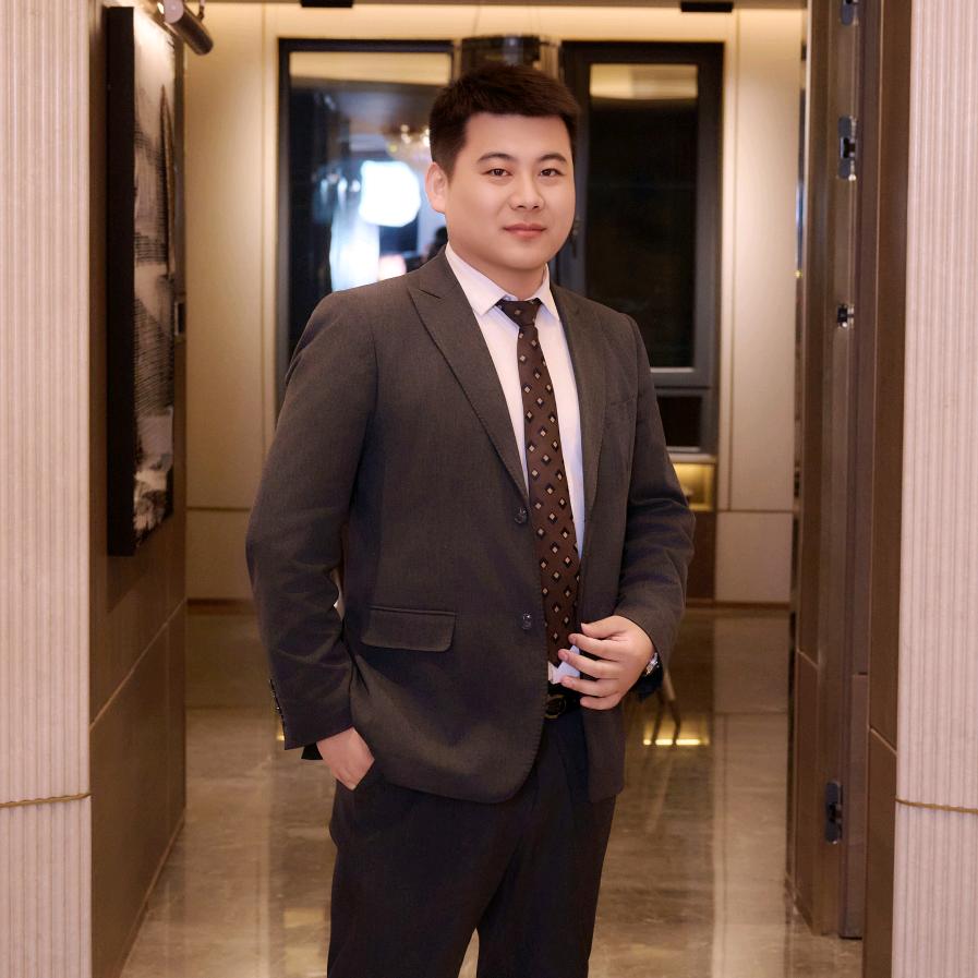 巨燕，李先生