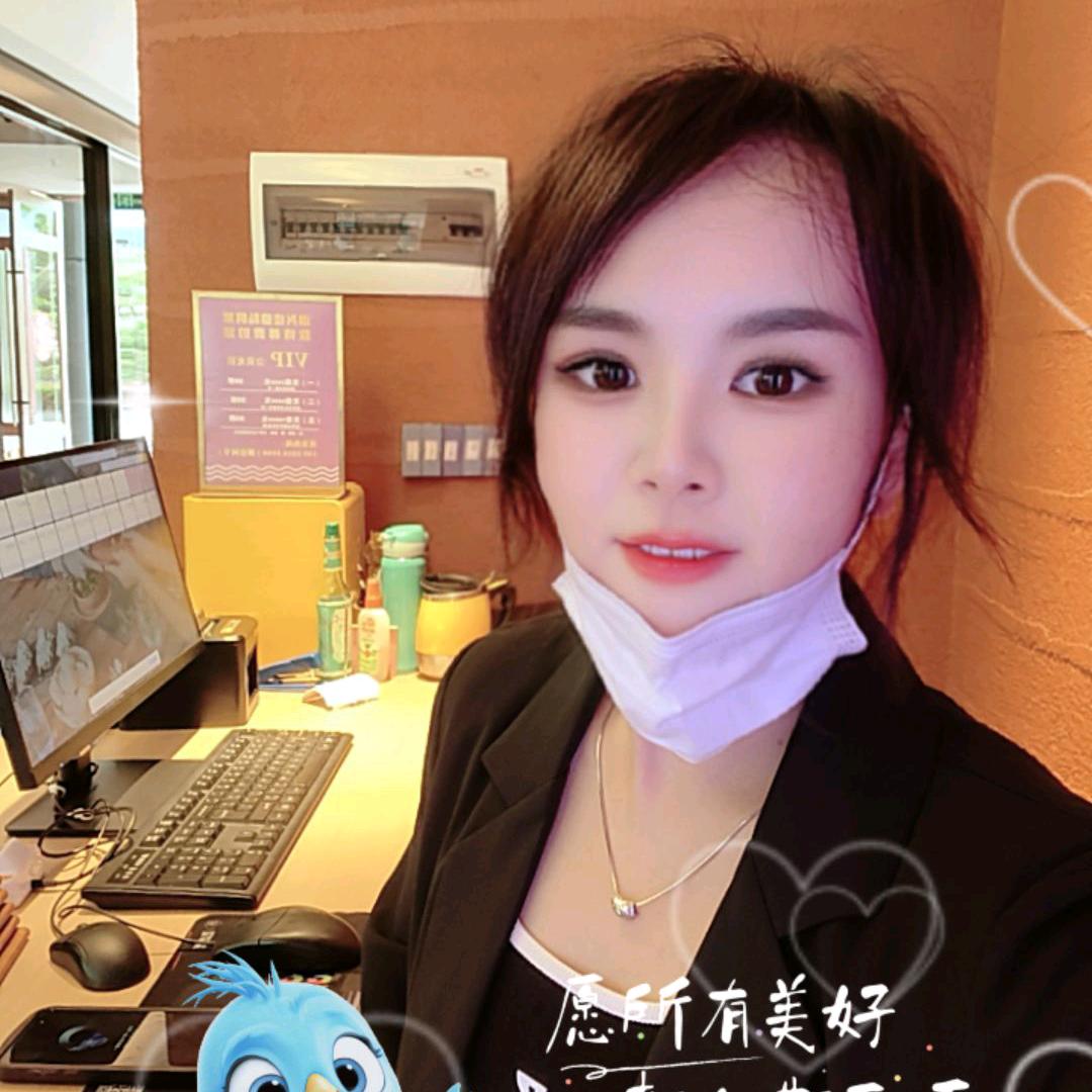 爱烫卷发的小姐姐
