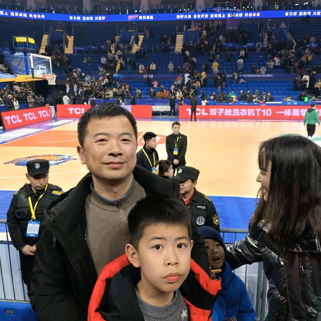 老杨和爱运动的两个小伙子。