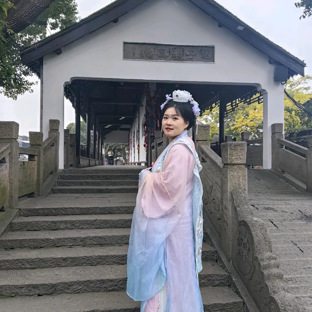 莫卡妮女装线上运营店
