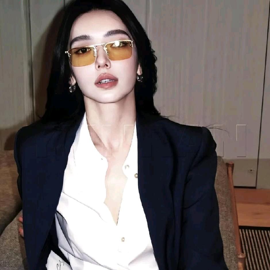 在湖边捞月亮🌙