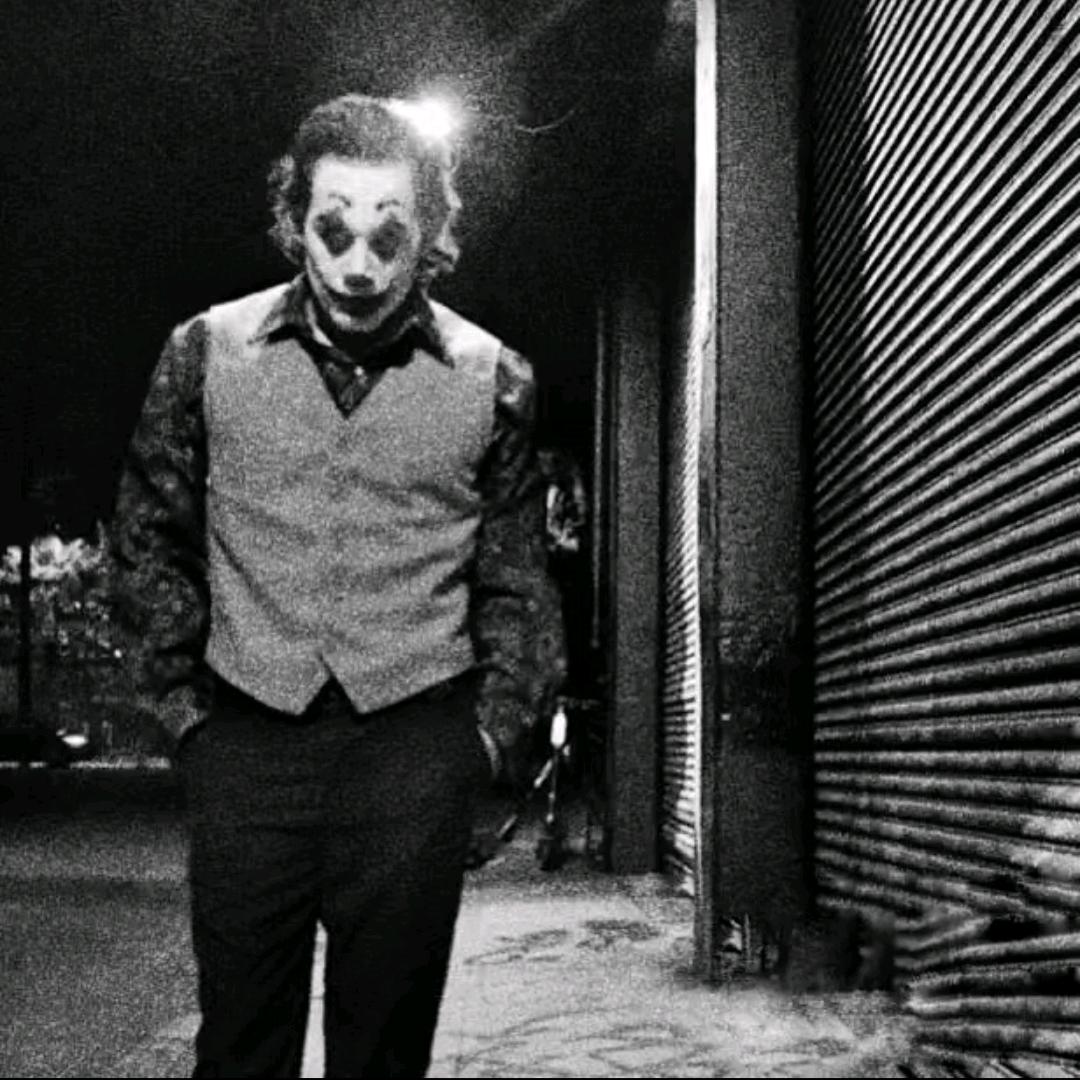 五音不全的小丑