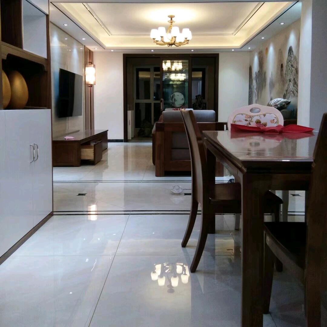 整体装修，木楼梯，木地板豪华𡋾墅门