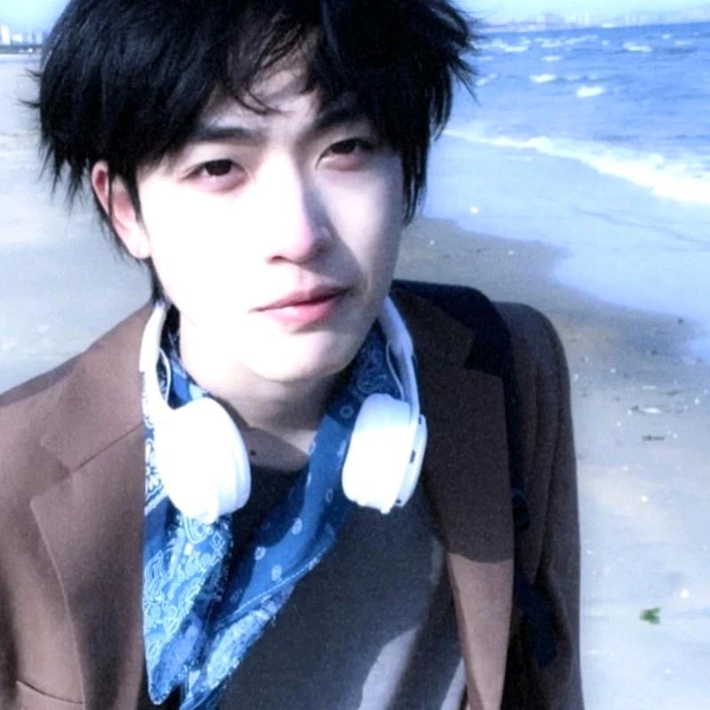 凌晨四点喂鸡被老母猪发现把我拱到狗窝