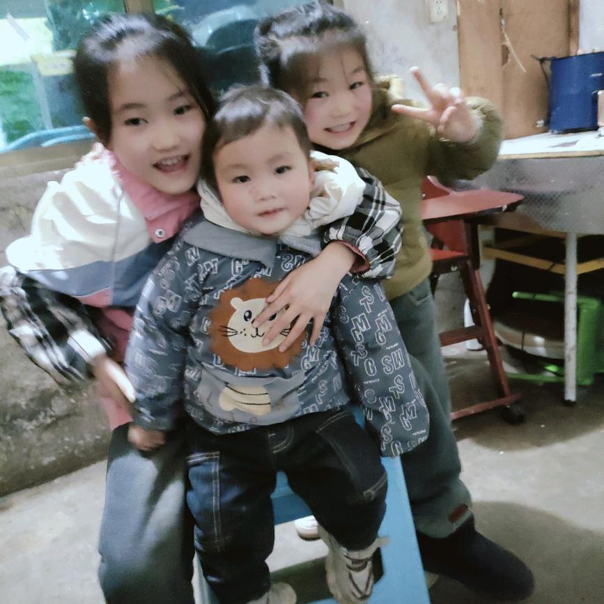 贵州新站龙凤胎饲料，小郑