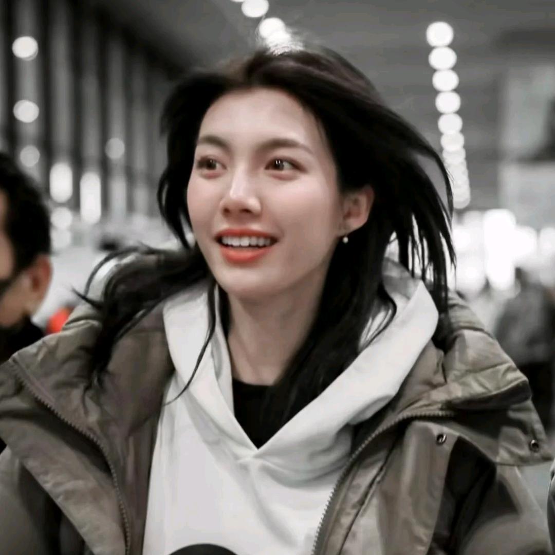 ღ  . 她