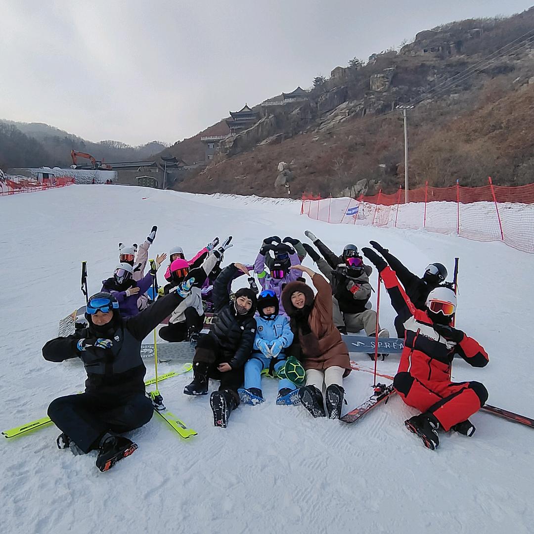 丹东市GL滑雪培训团李教练