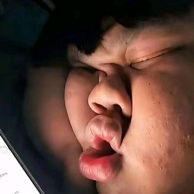 拿老九的蛋挞给中五做披萨再给小三发红包