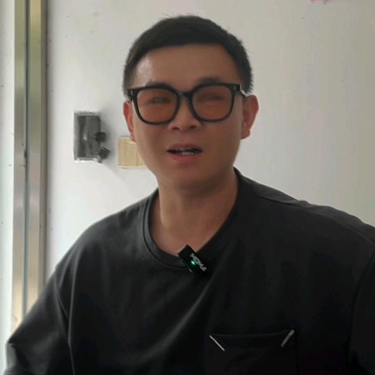 不会粤语的小梁总