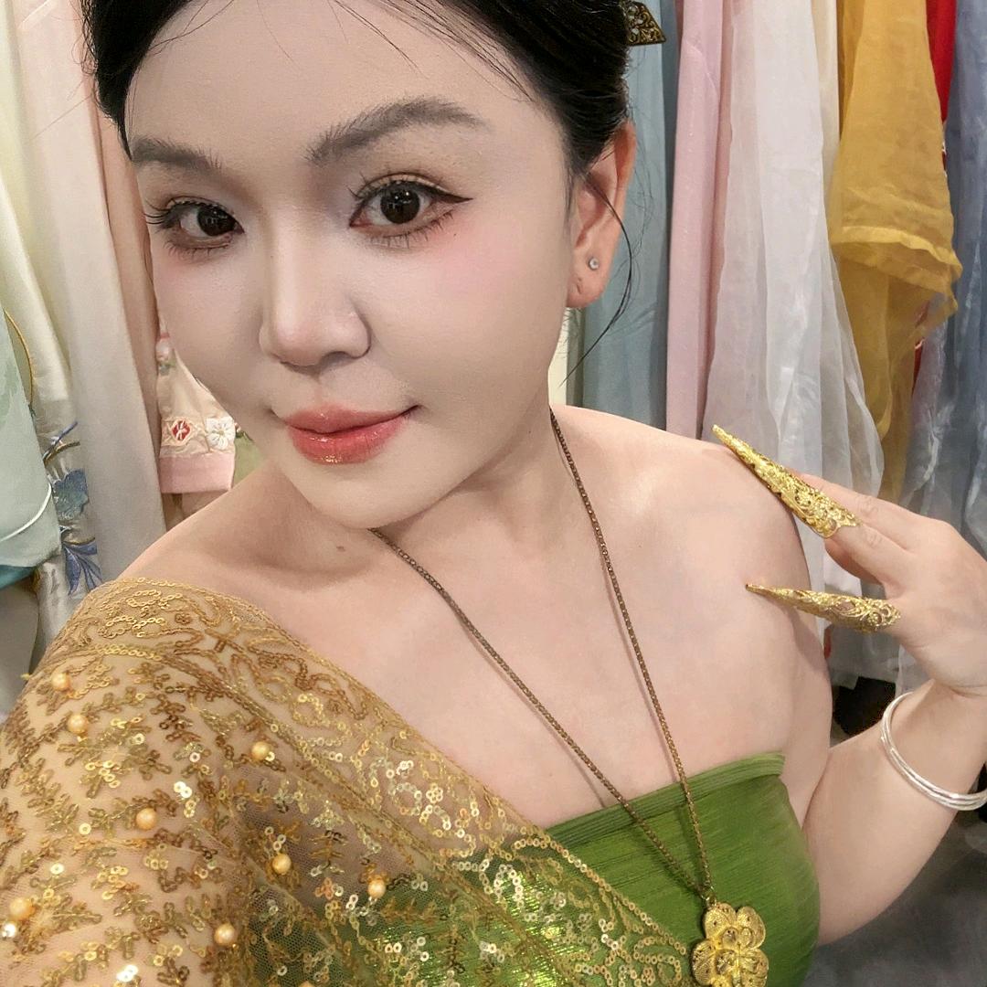 蓝玫瑰。