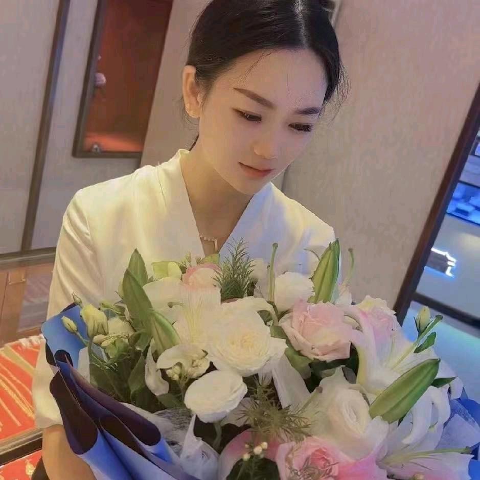 芳芳吖