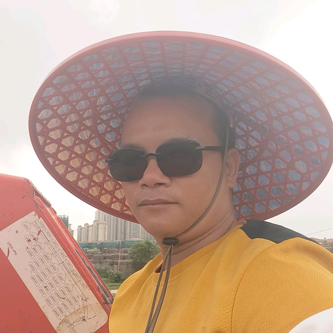 开吊车的老男人