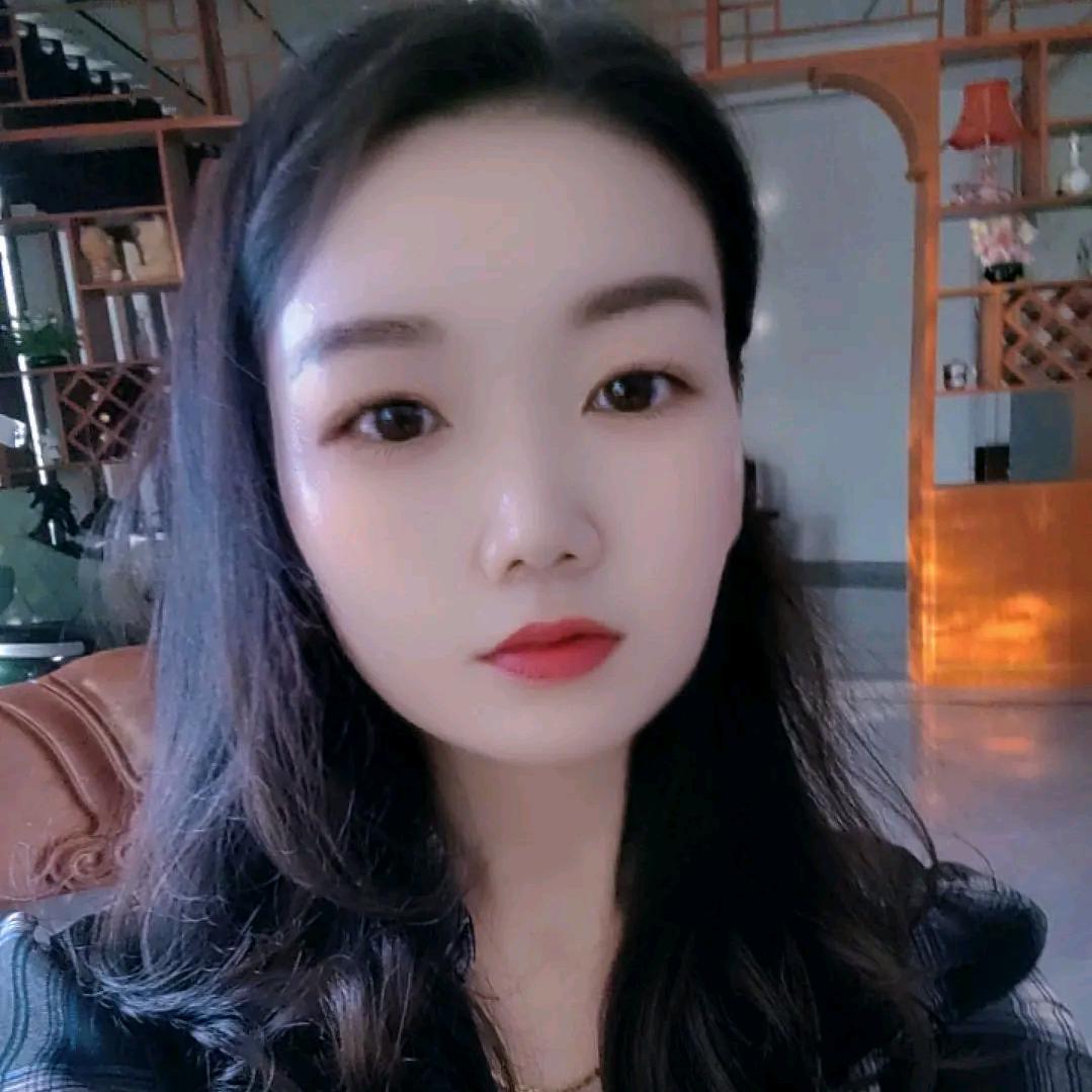 一朵风中摇曳的水仙花