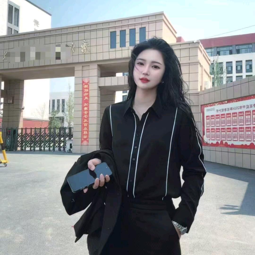 做校服的张梦