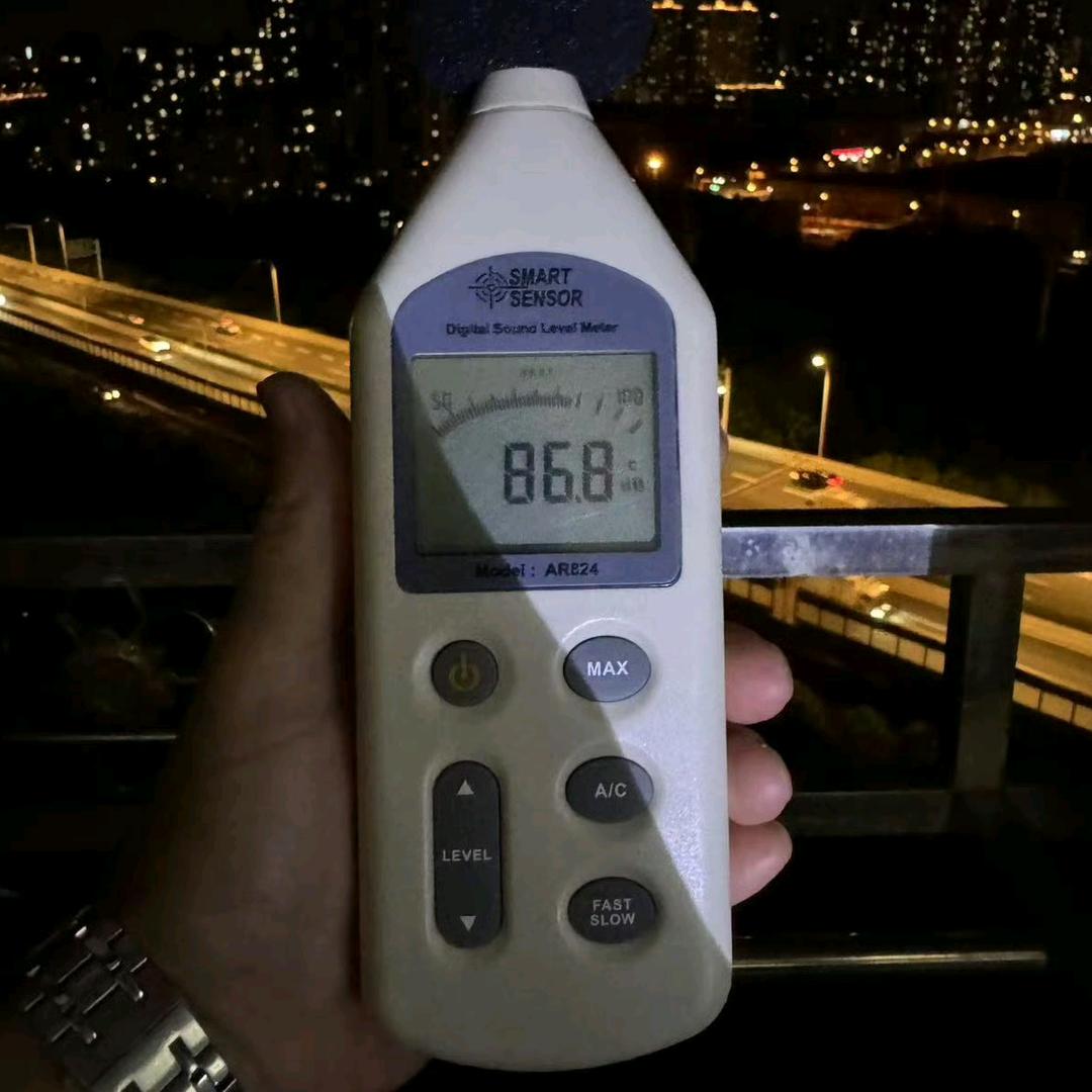 被吵到睡不着的熊🐻