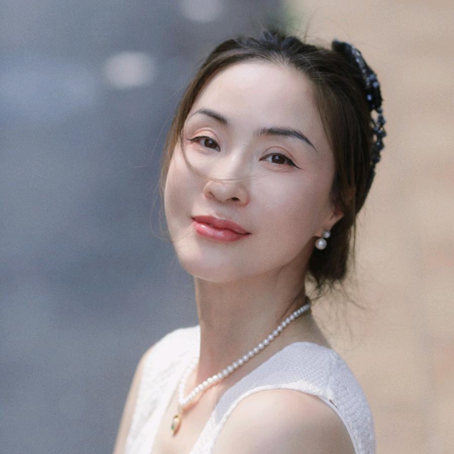 坐在墙边等花开
