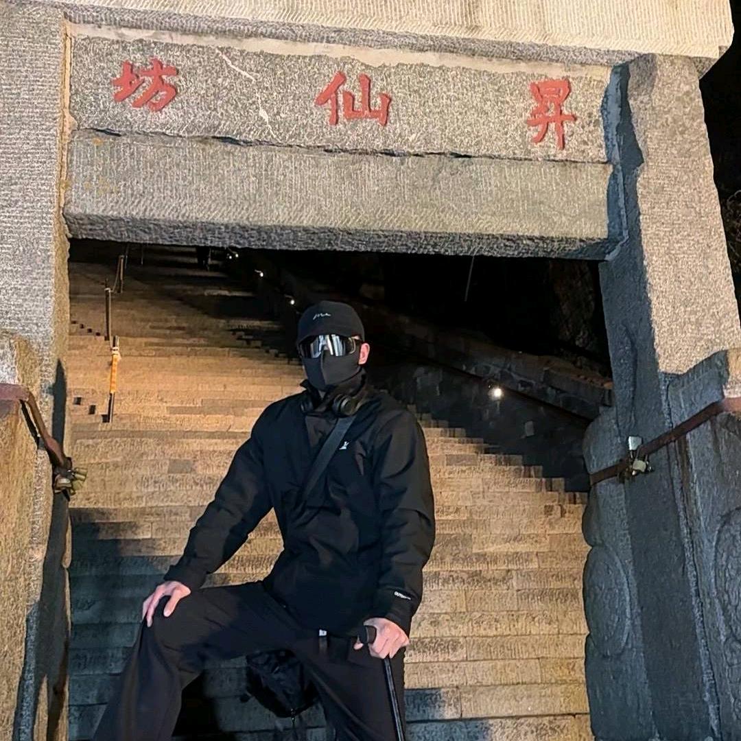 屋顶上的拾荒人