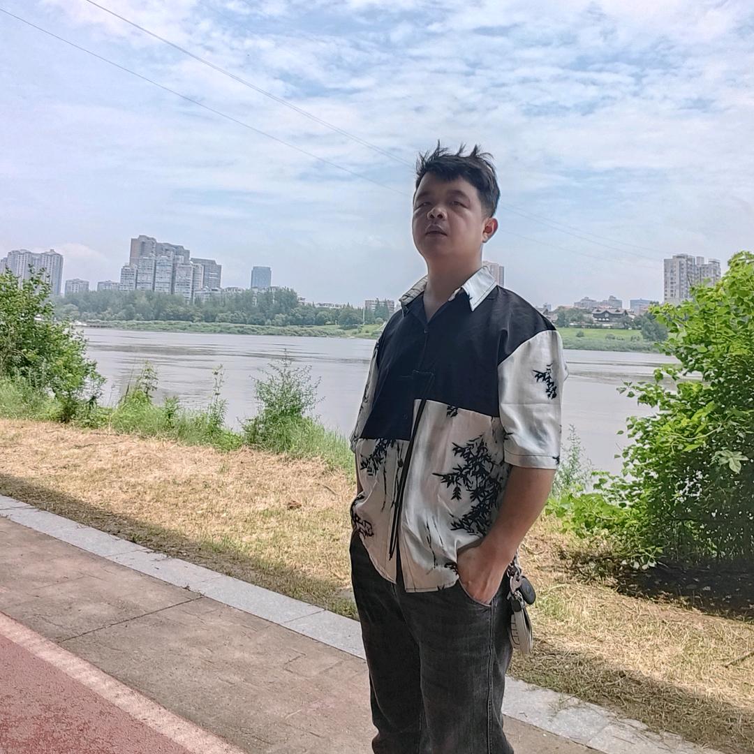 烟火中谋生的小伙子