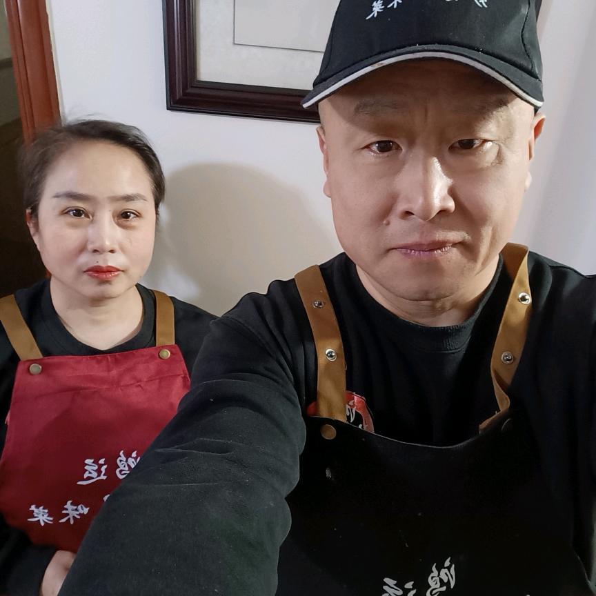 白山鸿运炒鸡老板娘