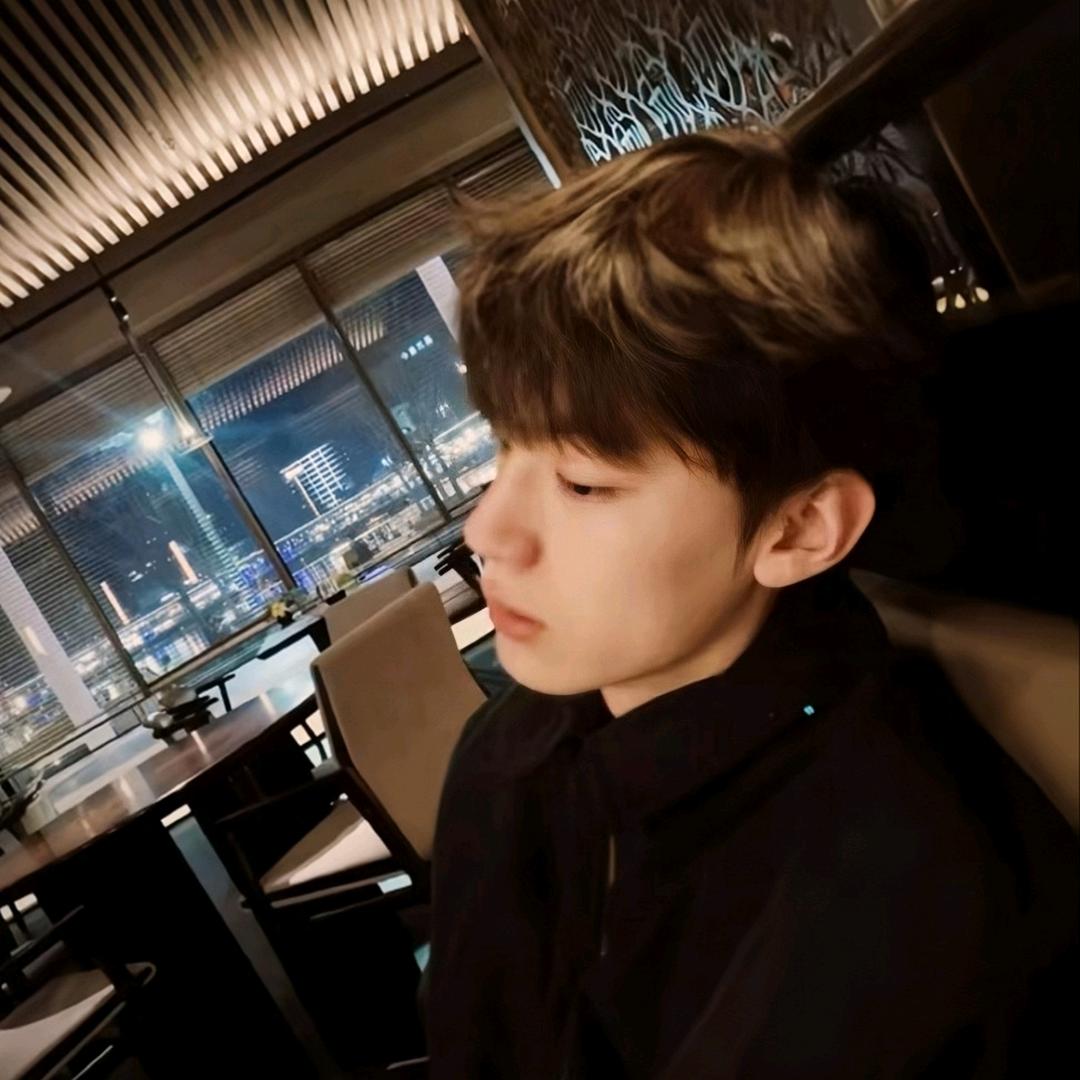 偏左用左手